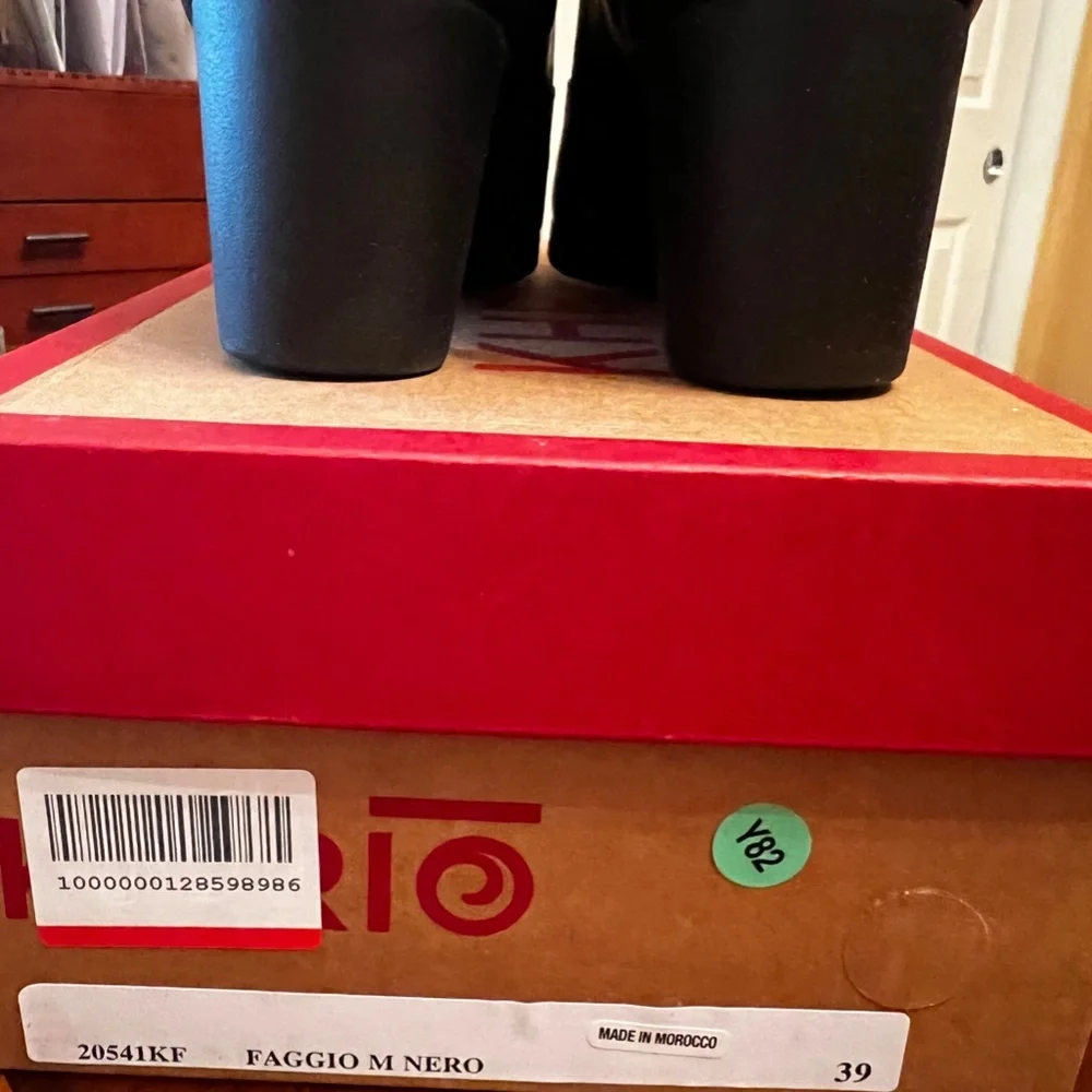 Shoes - Picture 4 of 4
